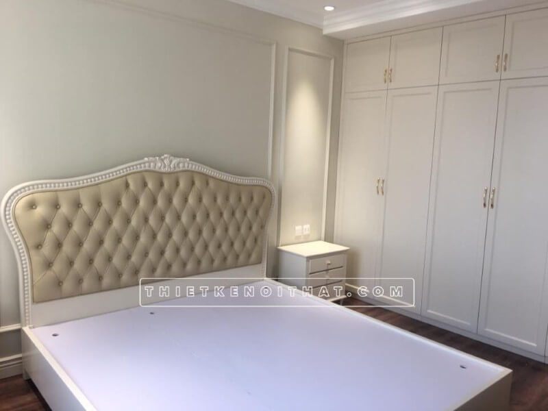 Việc thi công một giường ngủ gỗ công nghiệp với đầu giường bọc da cao cấp đang được thực hiện tại chung cư Dcapital Trần Duy Hưng Cầu Giấy Hà Nội.