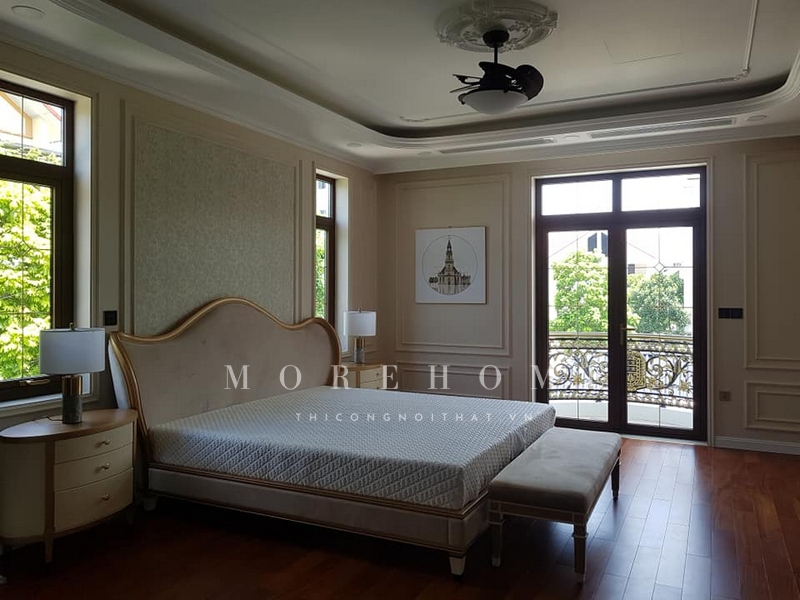 Việc thi công nội thất phòng ngủ của nhà phố, biệt thự mang phong cách tân cổ điển sang trọng, tiện nghi và thẩm mỹ cao.